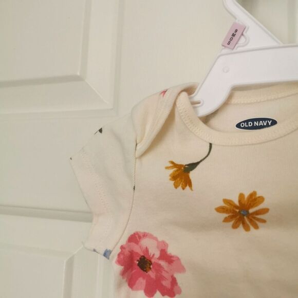 3/$12 Old Navy Floral short sleeve onesie size 0-3 m - Picture 2 of 4